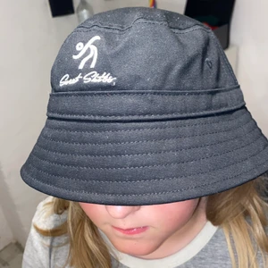 Bucket hat  - Jättefin bucket hat från sweet sktbs, passformen är superbra och själva hatten är i strl one size