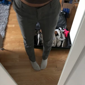 Gråa kostymbyxor - Jättesköna kostymbyxor. Köpta secondhand💕 Lite använd och bra skick.