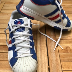 Adidas retro superstar NBA skor strl 38  - Säljer ett par väldigt lite använda Adidas superstars i storlek 38. De är breda i passform. Skickar gärna fler bilder vid förfrågning! 