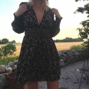 Klänning - Klänning med söta blommor på, kommer inte till användning så säljer den istället! Köpt i maj och har använts 2 gånger så klänningen är o bra skick!💖