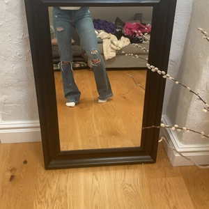 Bershka jeans - Säljer dom här jätte fina jeansen från bershka har tyvärr inte kommit till användning pga att dom har varit för små. Dom är i storlek 32! 💕 och har två hål vid ena knäet och ett på andra.