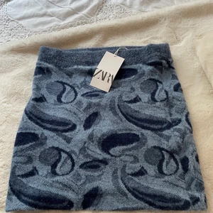 Zara kjol - Råkade sälja den fast budgivningen ej va klar. Ni som budade får gärna buda om igen. Aldrig använd kjol med lappen kvar. (Söker den i S om någon har) (köp direkt för 300)