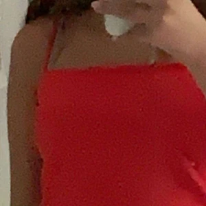 Rött scarlet singlet linne från Gina Tricot - Jättefint linne från Ginatricot. Jag anser att det är lite för stort på mig, därför säljer jag linnet. Har använt den 1 gång och tyckte att den var för stor. Original pris är 99kr men jag sänker det till 30kr+ frakt.