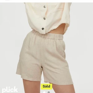 Linneshorts - Linneshorts ifrån hm, (förra ägarens bilder) Jättefint skick endast använda 1 gång för köpte de med prislappen kvar ❤️ Strlk 32 med sitter som en xs-s ❤️ 