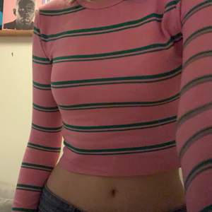 långärmad croppad tröja med rosa och gröna ränder
