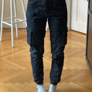 Cargopants - Cargopants från madlady som har varit väldigt älskade. Tecken på användning finns. Från början ett beiget kamouflage mönster men jag färgade dom svarta med tygfärg. Men i skarp ljus syns mönstret igenom, så coolt enligt mig:) Hör av dig vid frågor mm💕