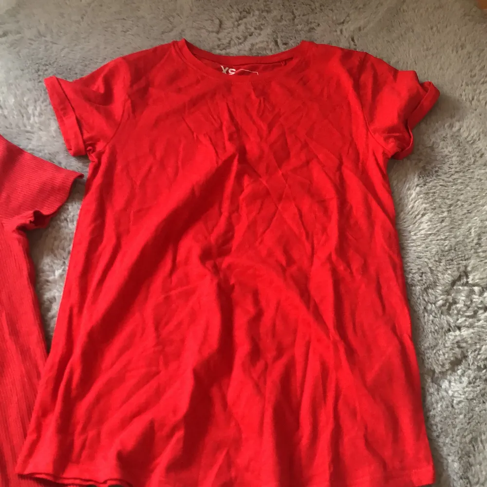 Två röda tröjor, oanvända och sköna! . T-shirts.