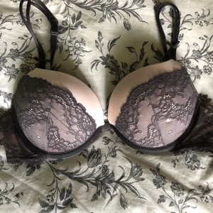 Bombshell Bh 75B  - Oandvänd bh rosa med grå spets