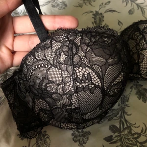 Bombshell balcony bh 75B - Vanilj vit bh med svart spets. Andvänd 1-2 gånger. Annars ny.  Sitter super snyggt 
