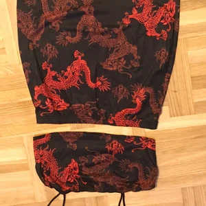 2-delar - 2-del med kjol och topp. Aldrig andvände pga smal storlek