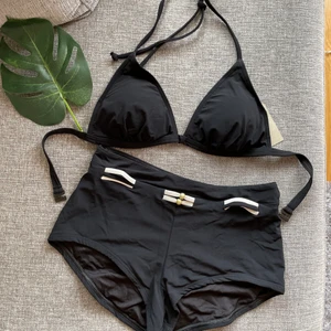 NY bikini med inbyggd vaddering i toppen ☀️🍦👙  - OANVÄND bikini med inbyggd vaddering i toppen ☀️🍦👙  •Överdel kupa A och underdel storlek 36   •Pris: 70 kr totalt  •Säljs endast i set (topp + underdel)  📬Kan skickas mot fraktkostnad  🚫Djurfritt och rökfritt hem  📍Kan mötes upp i Mölnlycke 