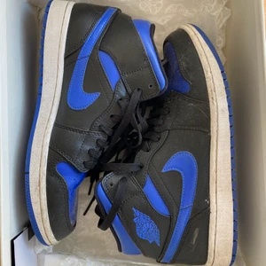 Air Jordan  - SÅLDA! Sparsamt använda Air Jordans! Köpta för lite mer än ett år sen. Ett av dem skönaste skorna jag ägt men tyvärr kommer dem inte lika mycket till användning längre.... 