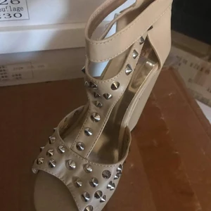 Beige högklackad sko. - Beige högklackade skor med silver detaljer. 