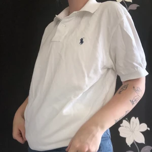 Polo Ralph lauren pike  - Vit polo Ralph lauren pike i fint skick, endast använd fåtal gånger