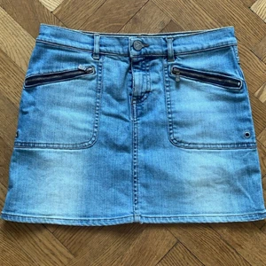 Calvin Klein kjol - Lågmidjad kjol köpt för länge sedan från Calvin Klein så det går inte att få tag på ny i affär. Säljer pga kommer inte så mycket till användning💞 