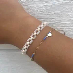 Ett fräscht vitt armband i egen design🤩 Färg (om den finns) och storlek får man välja själv😆❤️