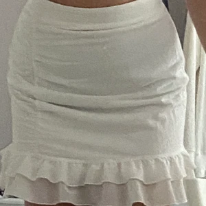 Vit kjol - Denna fina vita kjolen är ifrån bikbok, har andvänt den ett par få gånger, jag känner att kjolar är inte riktigt min stil så jag säljer denna nu. I storlek M. Frakten diskuteras privat kan bjuda lite på den