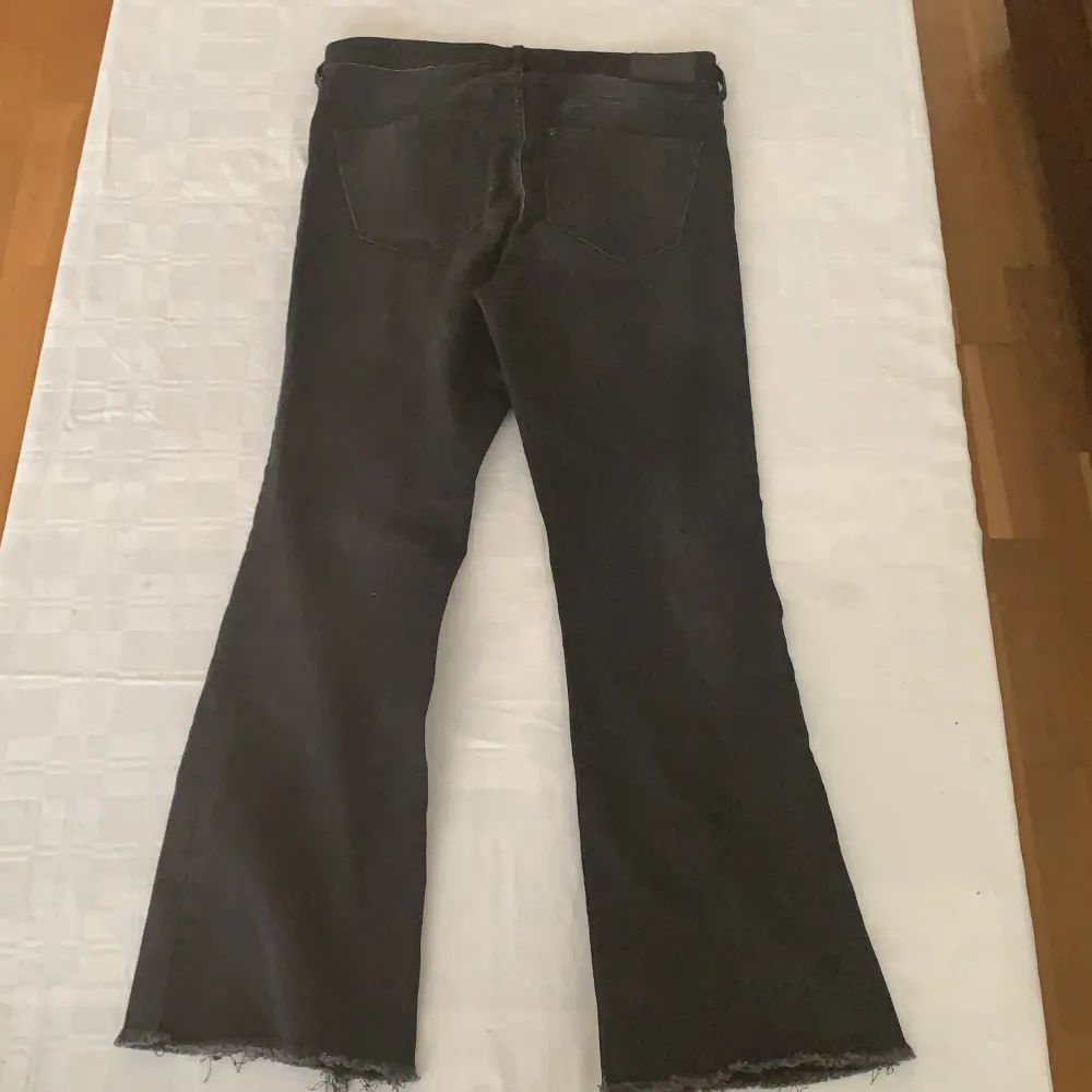 BRA KVALITE BYXOR FRÅN H&M, DE ÄR BÅDE STRETCHIGA OCH BEKVÄMA, dock är den kort.#denim #jeans #black . Jeans & Byxor.