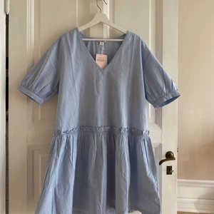 Superfin sommarklänning <3 - En såå fin blå sommarklänning i strl S. Aldrig använd, därför är prislappen kvar💘  