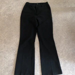 Bikbok kostymbyxor  - Jättesnygga bil bok kostymbyxor som tyvärr är för små för mig,de sitter som de vita gör fast de är 1 storlek mindre(36)