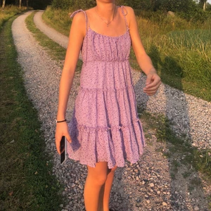 lila klänning💜 - Säljer denna skitsnygga lila klänning som aldrig kommer till användning. Klänningen är i storlek L men känns mer som en S, den har även justerbara band. köparen står för frakt💜