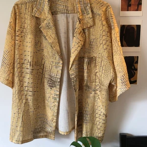 kortärmad skjorta - en härlig skjorta!! krokodil-liknande mönster, väldigt bra skick