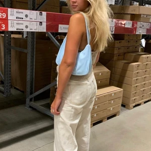 Blå väska - Säljer denna blå väska från monki då den ej kommer till användning😇