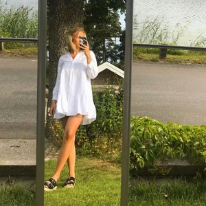 Zara klänning XS - Superfin helt ny klänning med lapp från zara i XS. Slutsåld på hemsidan så om intresset finns blir de privat budning 