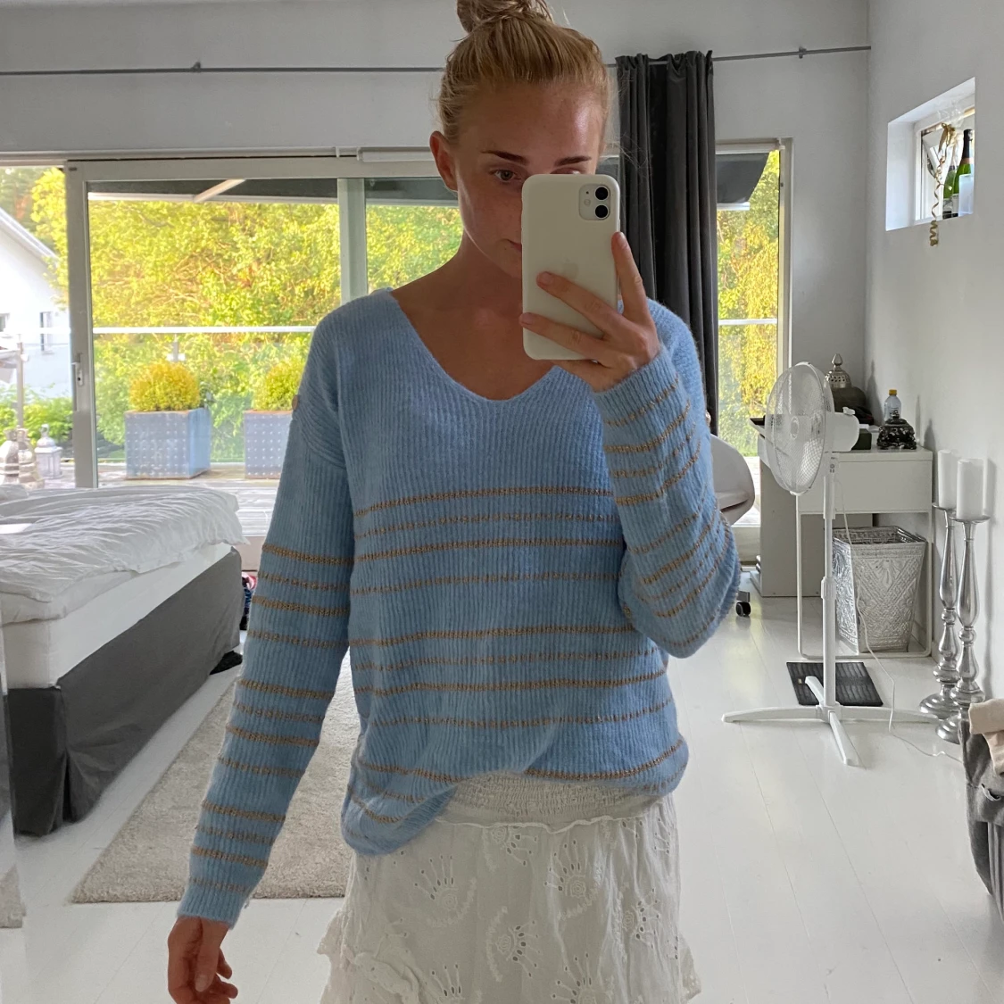 Stickad tröja i ljusblå