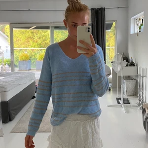 Stickad tröja i ljusblå - Stickad tröja från Paris. One Size. Jag är ca 170 cm och har vanligen storlek S. Sticks inte. 