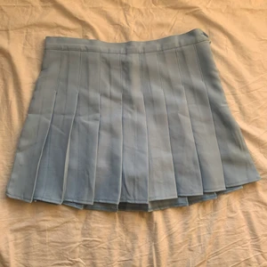 Tenniskjol - Superfin blå tenniskjol med shorts under💙 den har väldigt fin passform men är tyvärr lite stor på mig. Köpare står för frakt