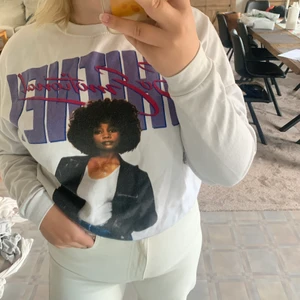 Limiterad Withney Houston tröja - Snygg limited edition tröja från carlings🤍 nypris var 500kr men säljer nu men bud från 130kr🥰