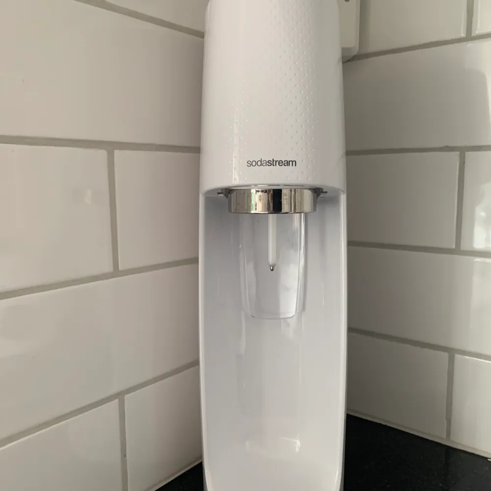 Sodastream säljes. 400kr. Flaskan är sönder så de får man köpa själv men det kostar inte någon större peng :) 49-99kr ca. Precis påfylld kolsyrepatron.. Accessoarer.