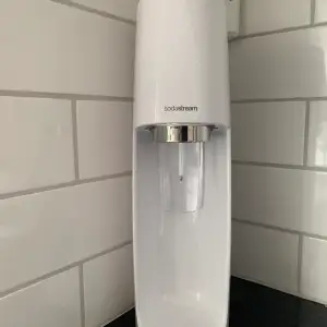 Sodastream säljes. 400kr. Flaskan är sönder så de får man köpa själv men det kostar inte någon större peng :) 49-99kr ca. Precis påfylld kolsyrepatron.