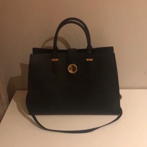 Ralph Lauren väska  - Jätte fin Ralph lauren väska som ej kommer till användning och nästan nyskick. Priset går självklart att diskutera och byter gärna mot något fint om de finns💖 (fraktar och kan mötas upp i Stockholm)