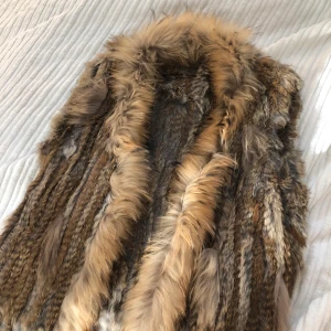 Päls väst i storlek S  - En tunn päls väst i otroligt bra skick! Man kan tillexempel ha den över en skinnjacka 👍🏽