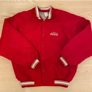 Baggy jacka - Ascool coca cola jacka, väldigt baggy. Storlek L men sitter snyggast oversized om man är s-m. Skriv för fler bilder. Fraktar för 66kr spårbart bud på 180