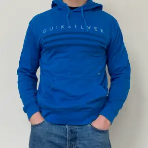 Superskön quiksilver hoodie i str S använd fåtal gånger! Kan mötas upp och fraktas!🤙🏽