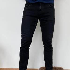 Svarta jeans str 31/32 passformen skinny 