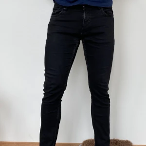 Svarta jeans  - Svarta jeans str 31/32 passformen skinny 