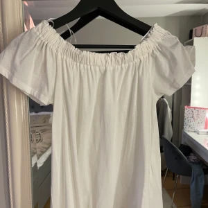 vit topp - superfin vit topp, kan användas ofshoulder och vanligt. Aldrig använd! köparen står för frakt