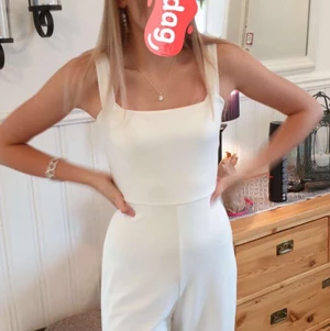 Vit jumpsuit från Nelly - En super fin vit jumpsuit från Nelly i STORLEK S. Passar perfekt nu till skolavslutning eller studenten. Jag säljer den för att den är för liten för mig. De är utsvängda ben och jätte luftig. Den är använd 1 gång på nyårsafton, säljer för 250 + att köparen står för frakten