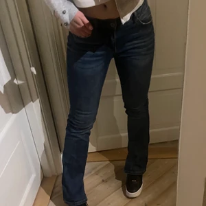 Lågmidjade jeans  - Skit trendiga Lågmidjade jeans säljes för 169kr inklusive frakt som ligger på 79kr eller mötas upp=90kr 🙌🏼😃från Lindex som innan var bootcut men som jag sytt till en snygg slits på insidan😃