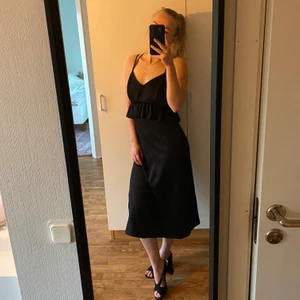 Pieces långklänning strl XS - Svart långklänning från Vero Moda i märket Pieces, använd en gång som nyårsklänning, som ny, relativt stor i storleken känns som en S👠🥀