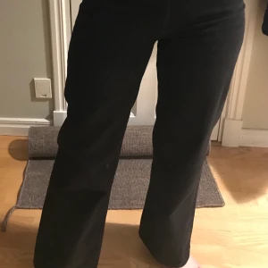 Monki Jeans - Säljer ett par svarta raka/vida monki jeans. I bra skick, knappt använda.  Jag är 176 så de sitter lite kortare på mig.❤️❤️