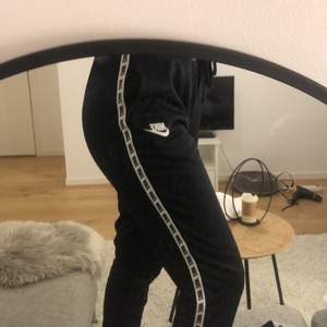 Sweatpants från nike 🖤Storlek S. Super bekväma men inte min stil så tror någon annan får mer användning av dom 🖤 Köptes för ca 500kr, säljer för 200kr, knappt använda 🖤