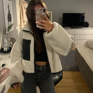 Teddy jacka  - Säljer min helt oanvända Teddy jacka/tröja, såå fin verkligen nu till våren😍😍