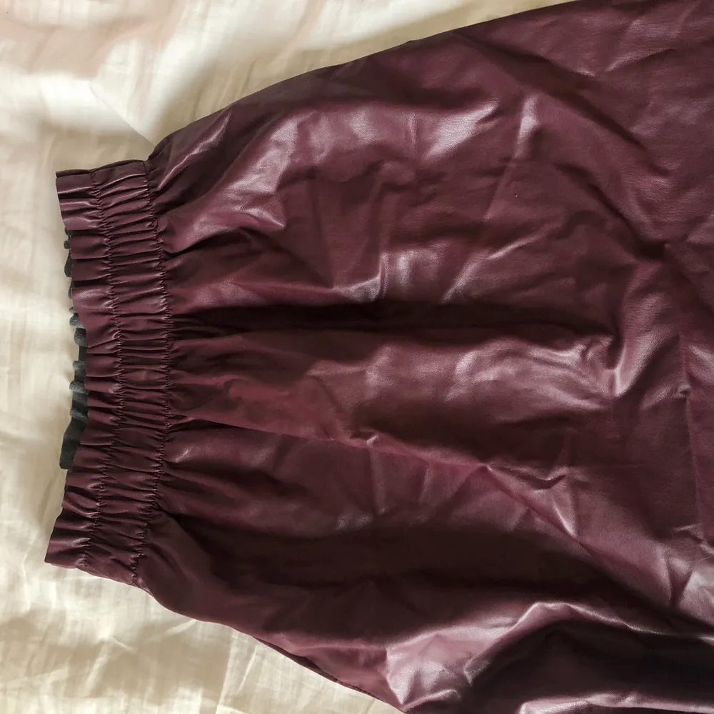 Skinnimiterad lila/vinröd kjol från Only i storlek 34. Väldigt stretchiga så passar nog de flesta storlekar. . Kjolar.