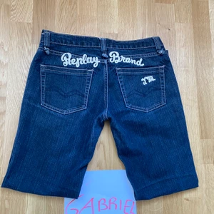 Reply brand jeans med tryck - Trendiga jeans med tryck bak :) Midje: 29 sitter oversized! skriv privat för direkt köp eller bud
