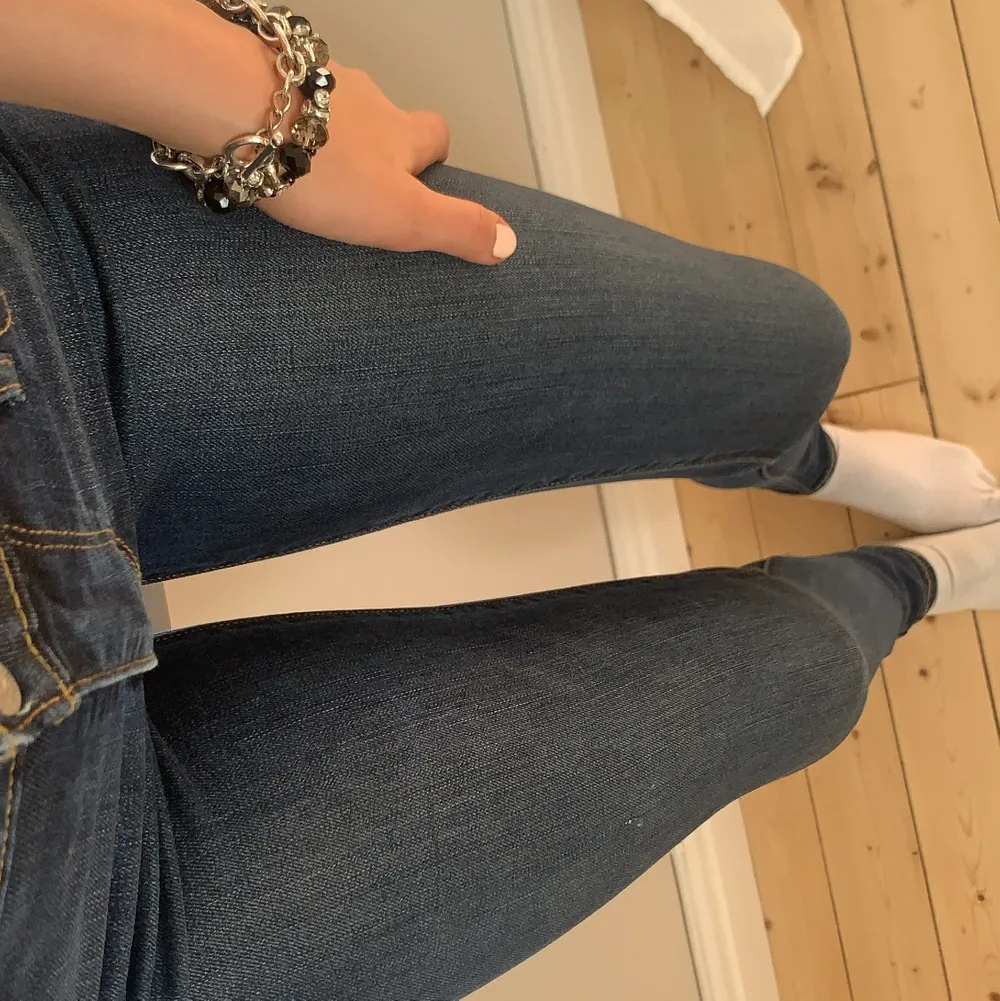 supersnygga & speciellt SKÖNA jeans från levis !! nypris var 1200 kronor i Polen! high rise 721 skinny är modellen ! . Jeans & Byxor.